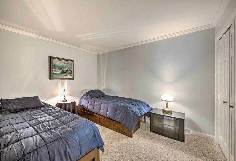 East Earl Retreat W/ Hot Tub < 4 Mi To Town!