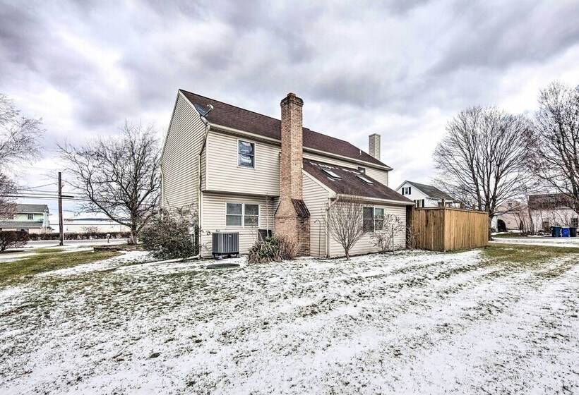 East Earl Retreat W/ Hot Tub < 4 Mi To Town!