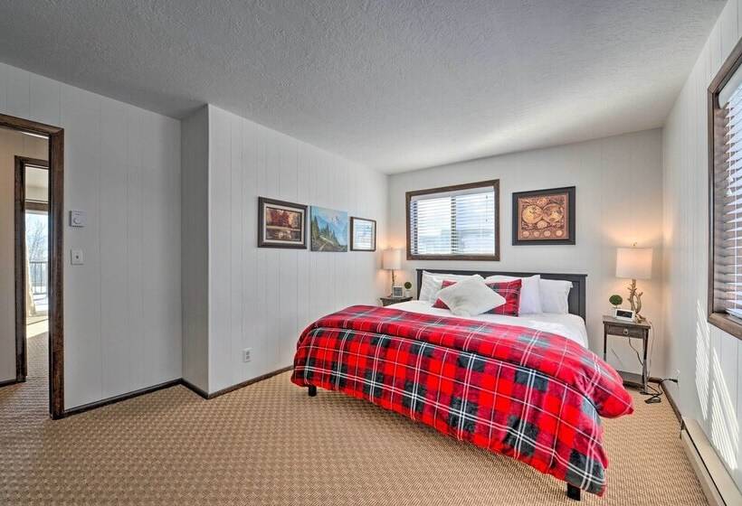 Elevated Alpine Escape: Mtn Views + Game Room!