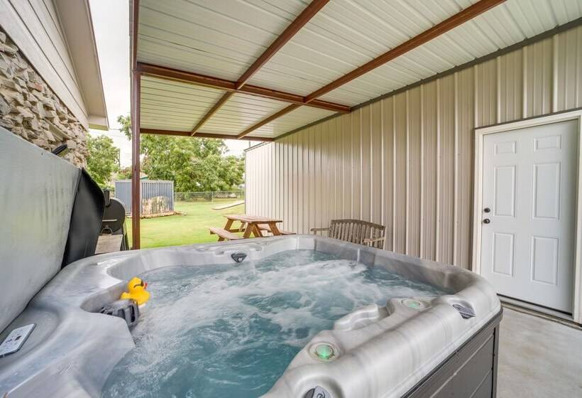 Eufaula Retreat W/ Lake Views: Walk To Marina