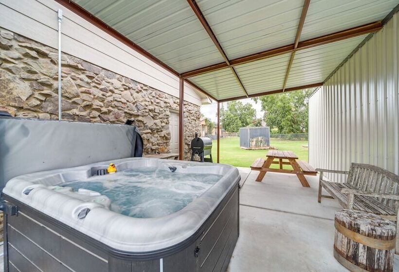 Eufaula Retreat W/ Lake Views: Walk To Marina