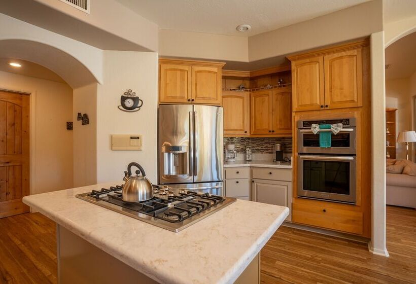 Expansive Sedona Retreat W/ Private Hot Tub, Views