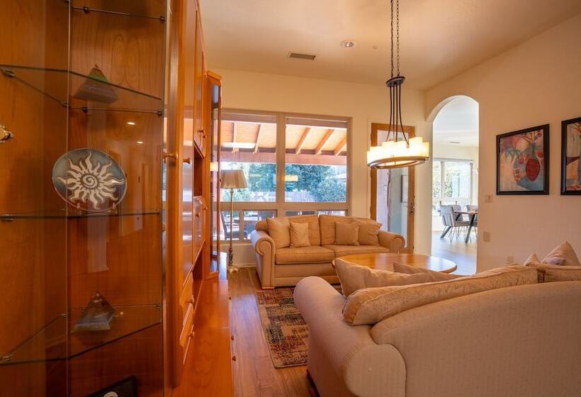 Expansive Sedona Retreat W/ Private Hot Tub, Views