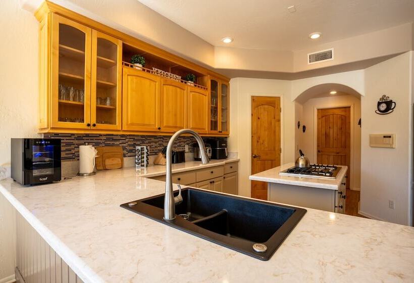 Expansive Sedona Retreat W/ Private Hot Tub, Views