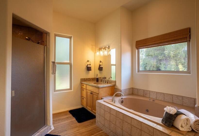 Expansive Sedona Retreat W/ Private Hot Tub, Views