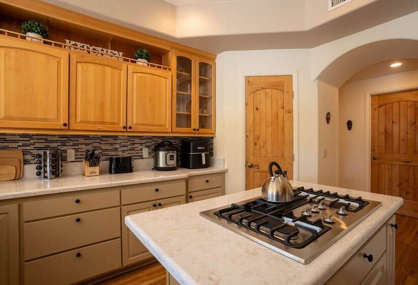 Expansive Sedona Retreat W/ Private Hot Tub, Views