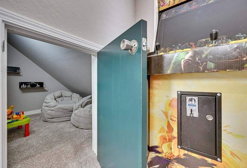 Family Friendly Flagstaff Home W/ Hot Tub & Games