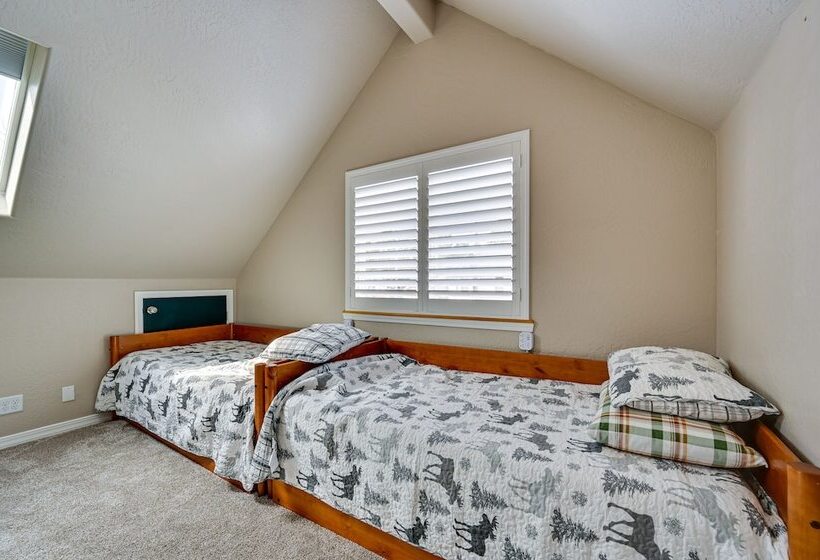 Family Friendly Flagstaff Home W/ Hot Tub & Games