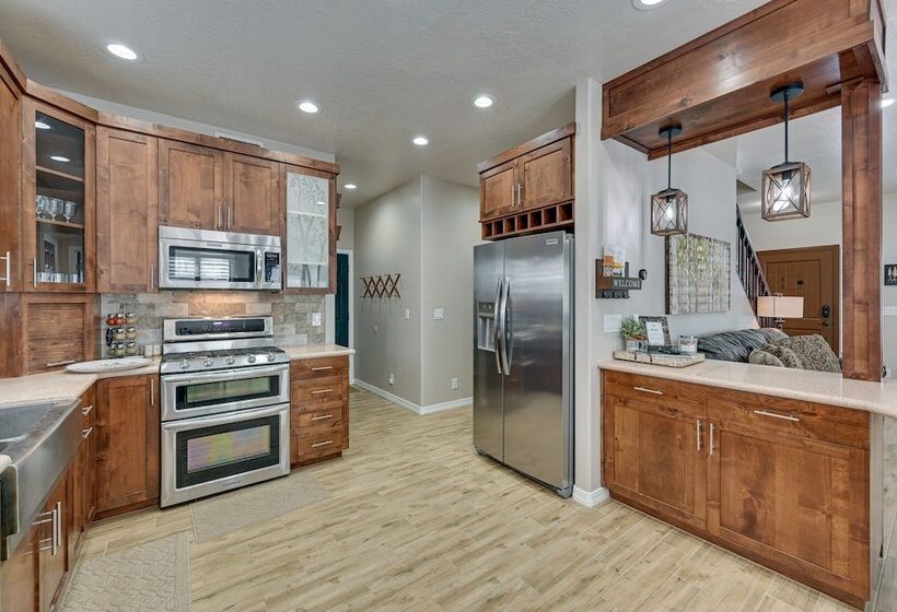 Family Friendly Flagstaff Home W/ Hot Tub & Games