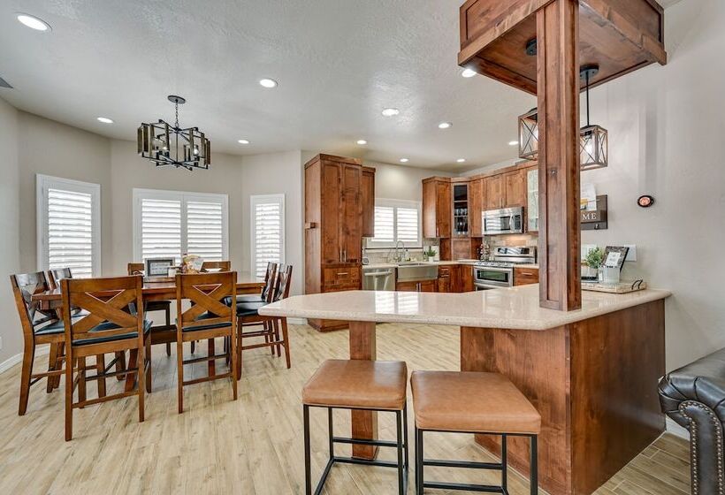 Family Friendly Flagstaff Home W/ Hot Tub & Games