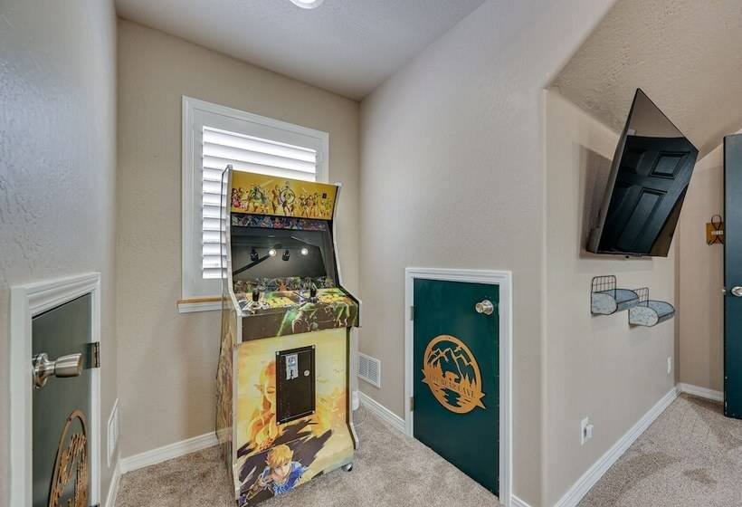 Family Friendly Flagstaff Home W/ Hot Tub & Games