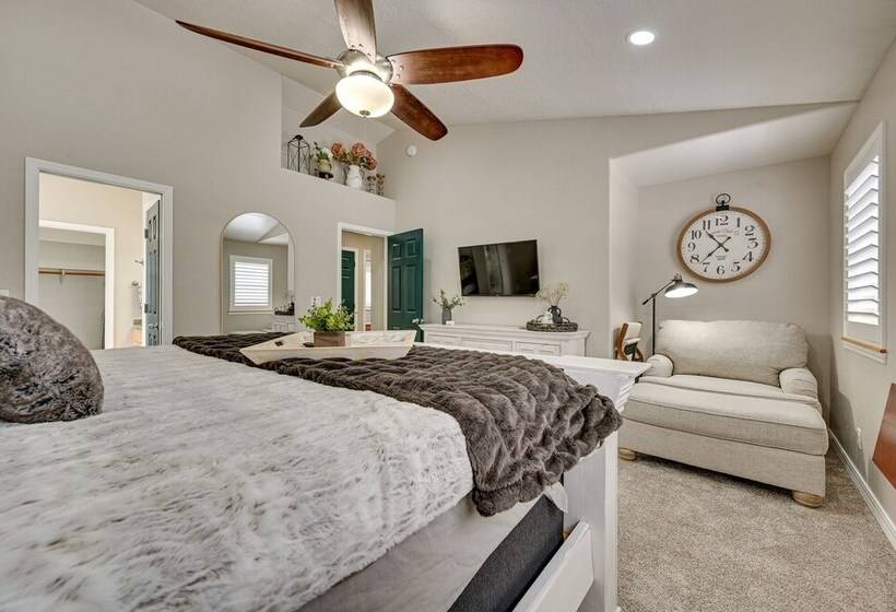 Family Friendly Flagstaff Home W/ Hot Tub & Games