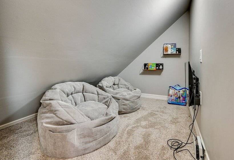 Family Friendly Flagstaff Home W/ Hot Tub & Games