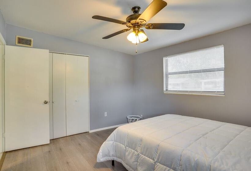 Family Friendly Lakeland Home W/ Private Hot Tub!