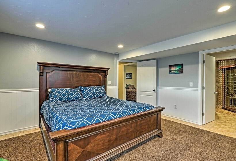 Salem House W/ Sauna, Piano, & Game Room!