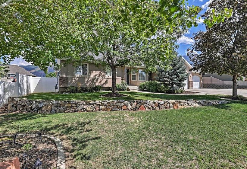 Salem House W/ Sauna, Piano, & Game Room!