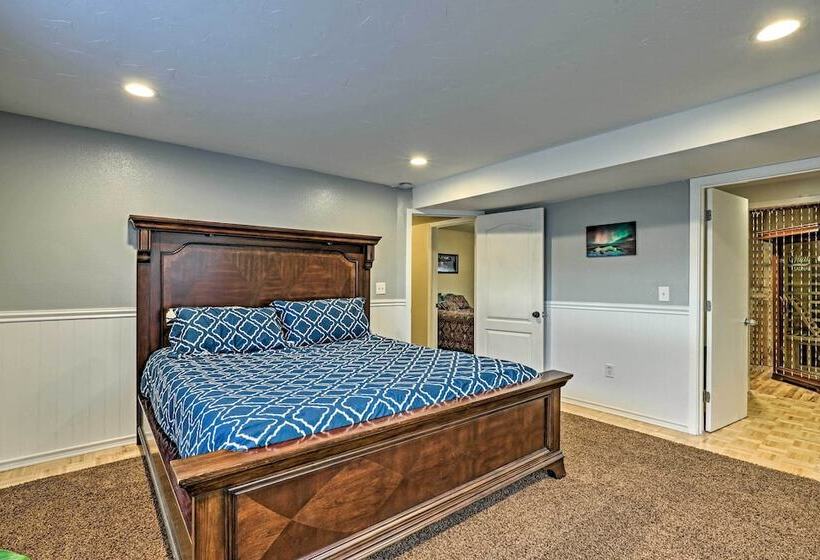 Salem House W/ Sauna, Piano, & Game Room!