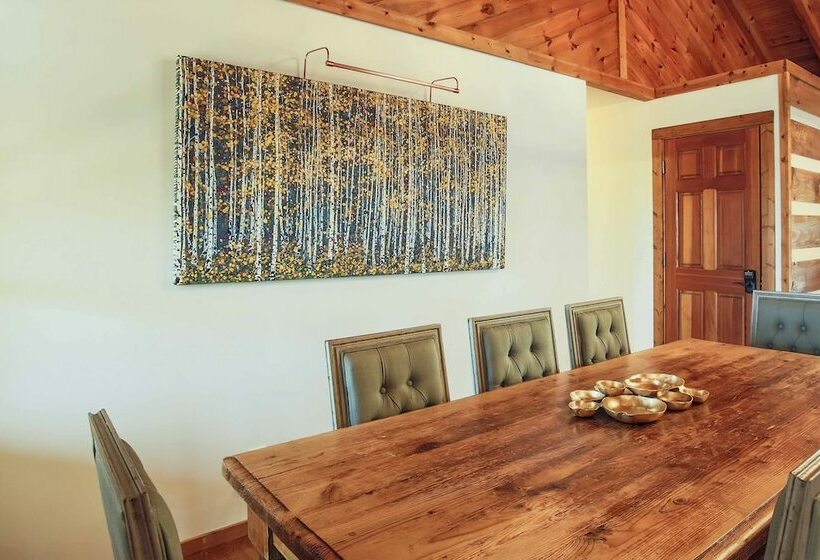 Family Home W/ Porch & Center Hill Lake Views!