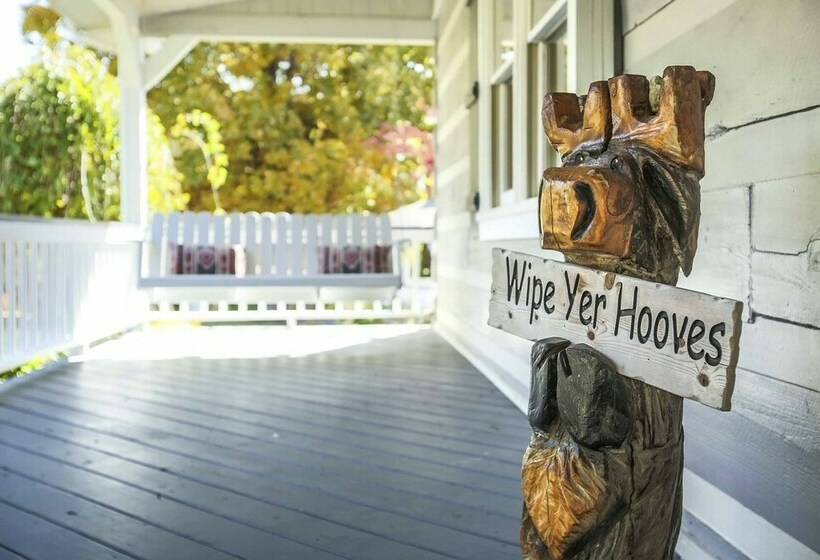 Family Home W/ Porch & Center Hill Lake Views!