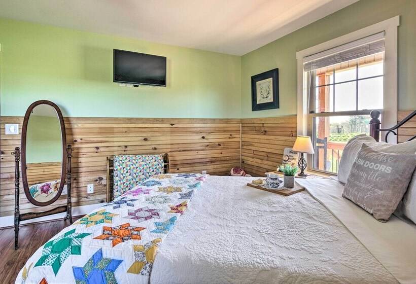 Lawndale Farmhouse W/ Fire Pit, Countryside Views!