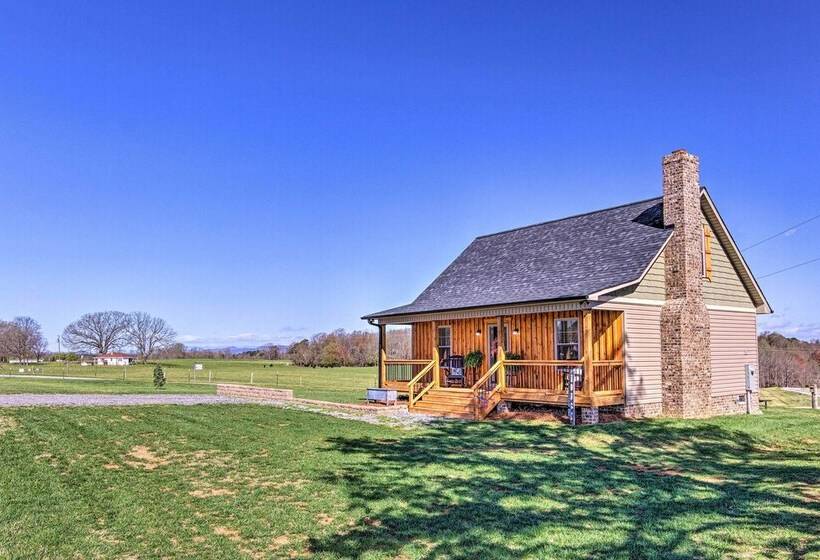 Lawndale Farmhouse W/ Fire Pit, Countryside Views!