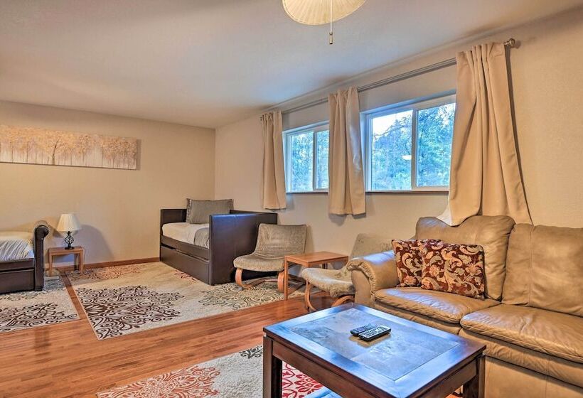 Flagstaff Retreat W/ Large Yard, Balcony & Views!