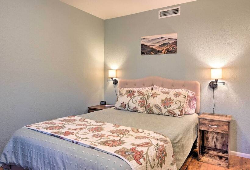 Flagstaff Retreat W/ Large Yard, Balcony & Views!