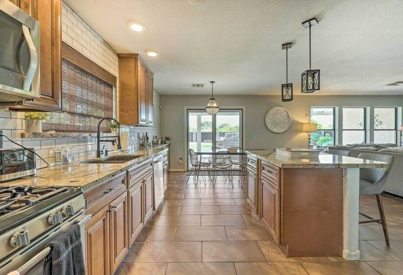 Gilbert Home, Spacious Yard W/ Outdoor Pool!