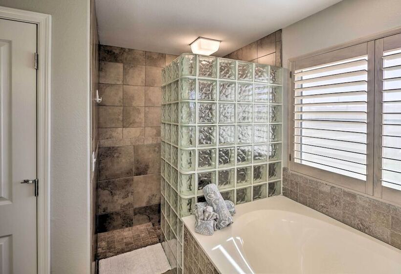 Gorgeous Desert Escape W/ Pool, Lake Havasu Views!