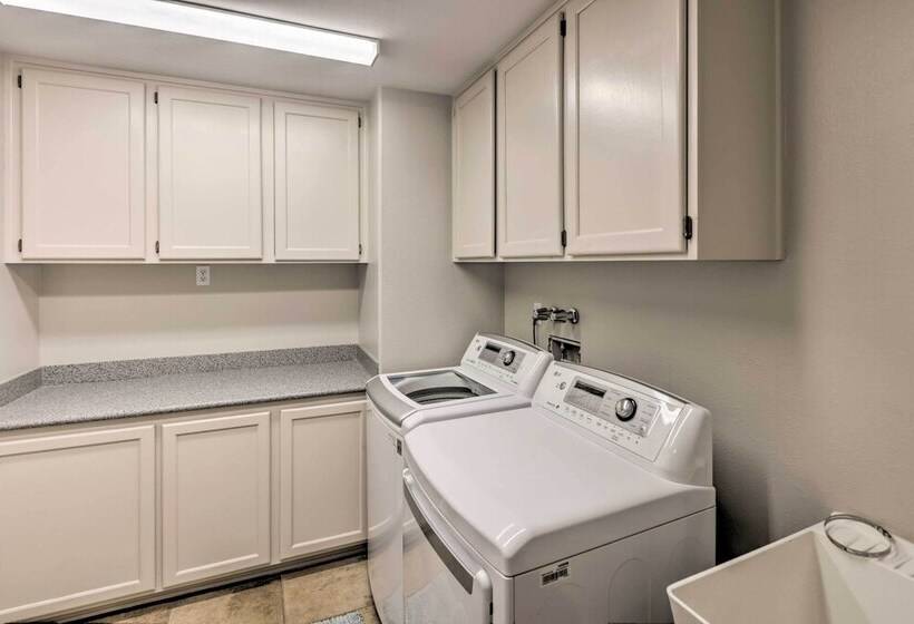 Gorgeous Desert Escape W/ Pool, Lake Havasu Views!