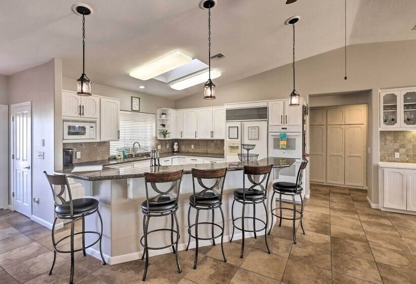 Gorgeous Desert Escape W/ Pool, Lake Havasu Views!