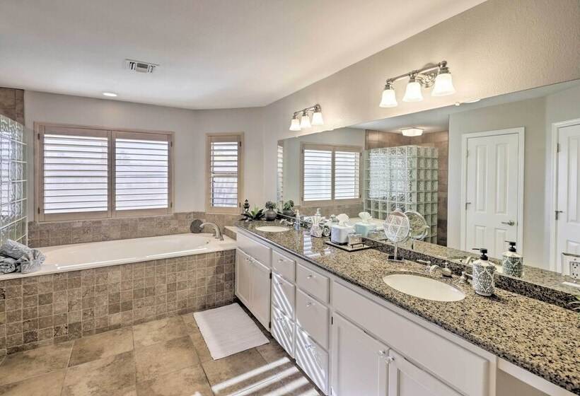 Gorgeous Desert Escape W/ Pool, Lake Havasu Views!