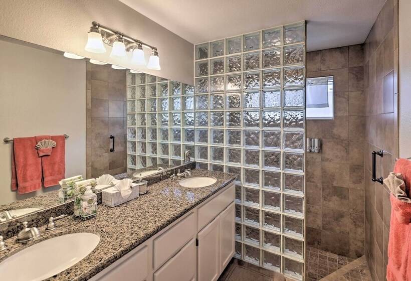 Gorgeous Desert Escape W/ Pool, Lake Havasu Views!