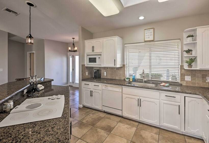 Gorgeous Desert Escape W/ Pool, Lake Havasu Views!