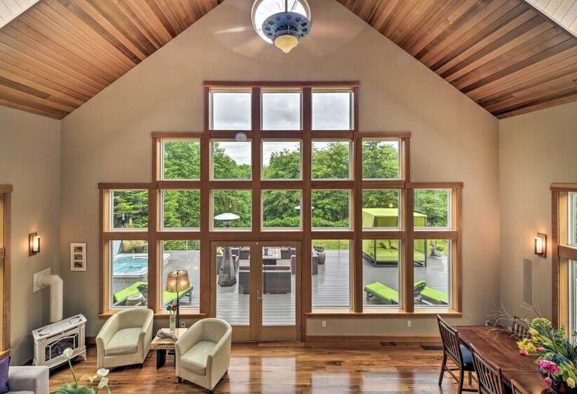 Whidbey Island Oasis W/ Hot Tub & Cabana!