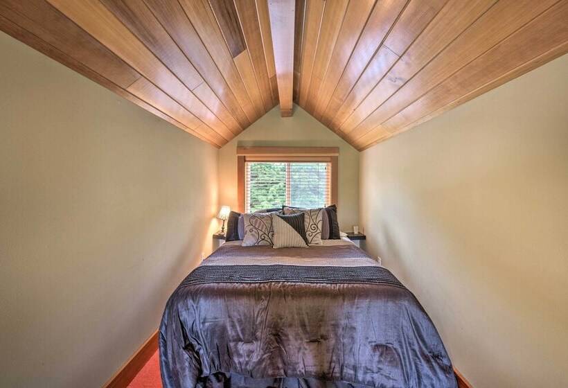 Whidbey Island Oasis W/ Hot Tub & Cabana!