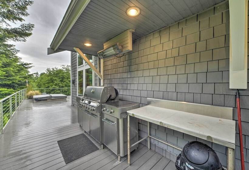 Whidbey Island Oasis W/ Hot Tub & Cabana!
