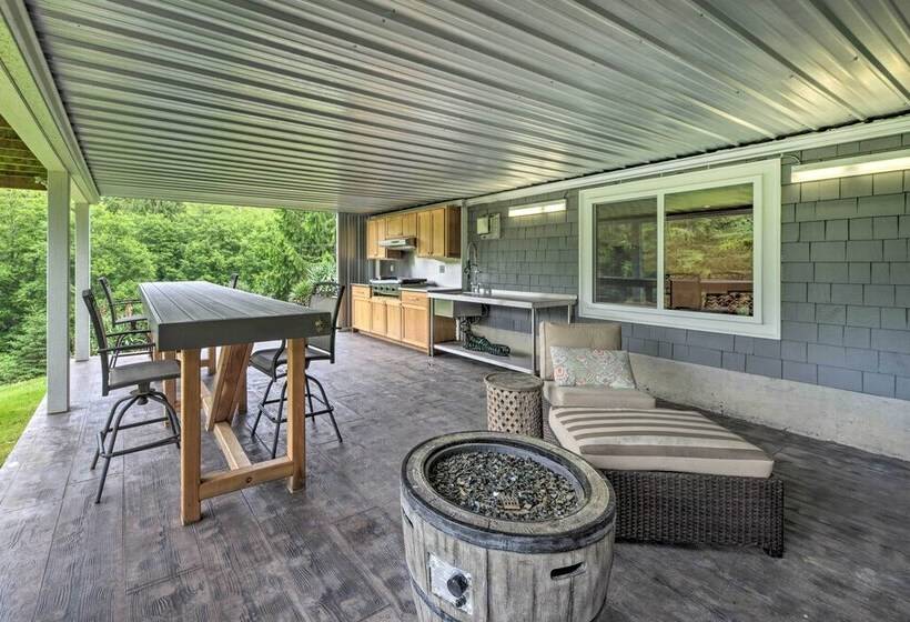 Whidbey Island Oasis W/ Hot Tub & Cabana!