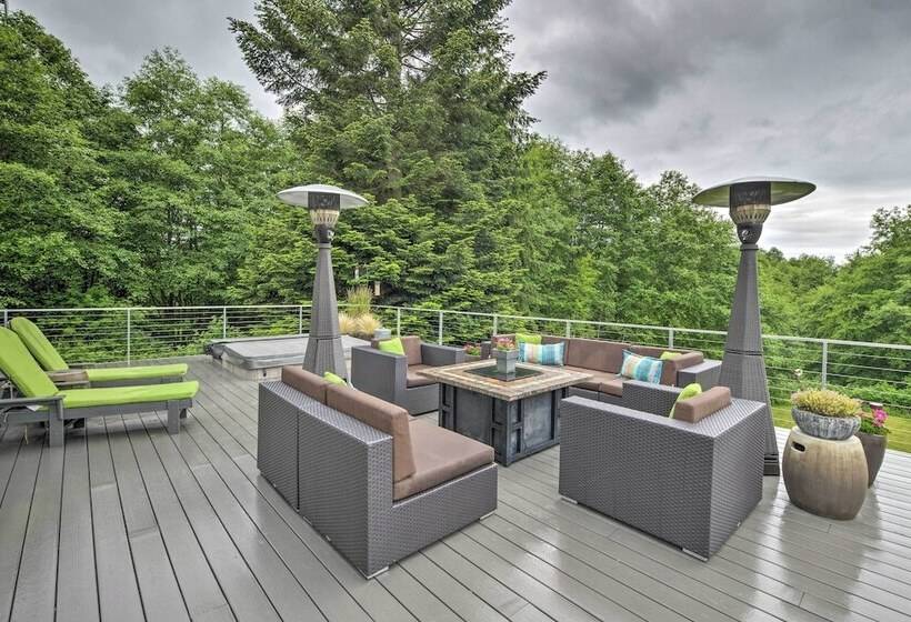 Whidbey Island Oasis W/ Hot Tub & Cabana!