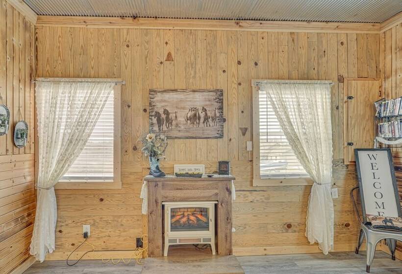 Grace Place Clark House On Farm: Shared Hot Tub!