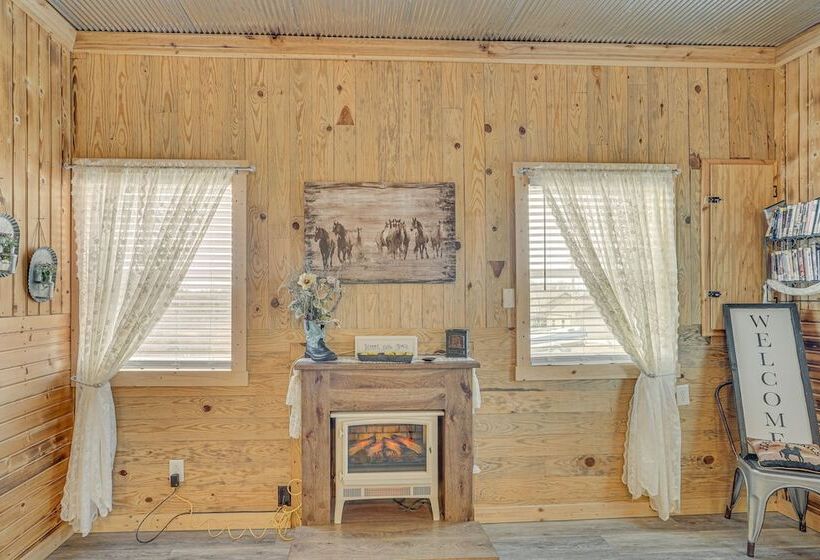 Grace Place Clark House On Farm: Shared Hot Tub!