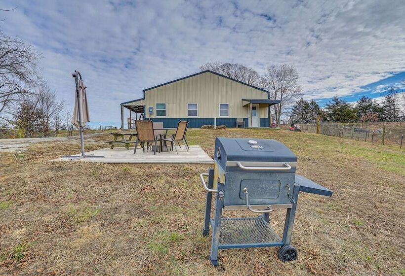 Grace Place Clark House On Farm: Shared Hot Tub!