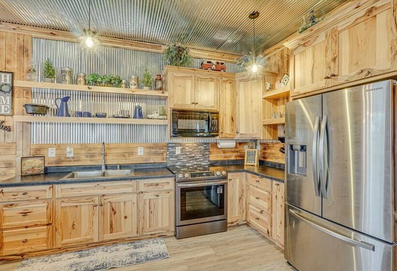 Grace Place  Clark House On Farm: Shared Hot Tub!