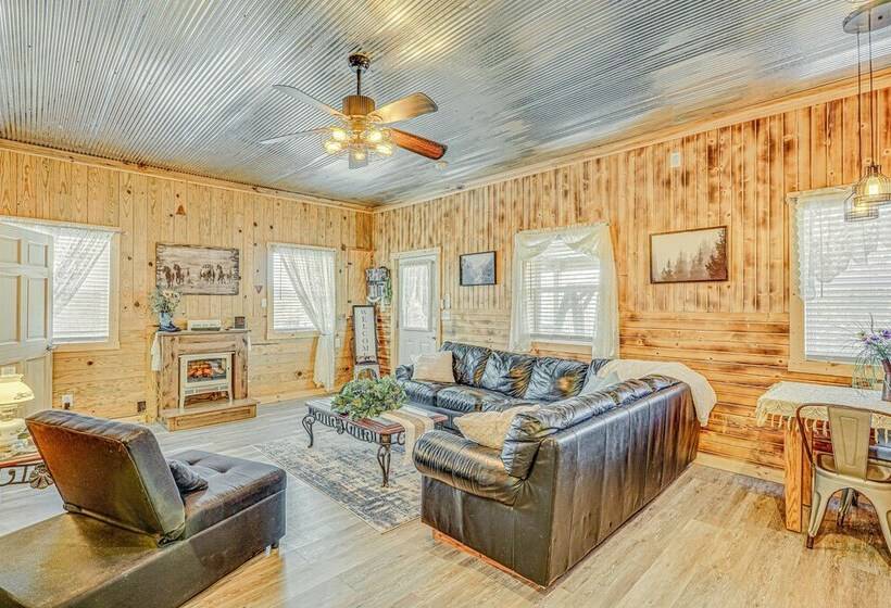 Grace Place  Clark House On Farm: Shared Hot Tub!