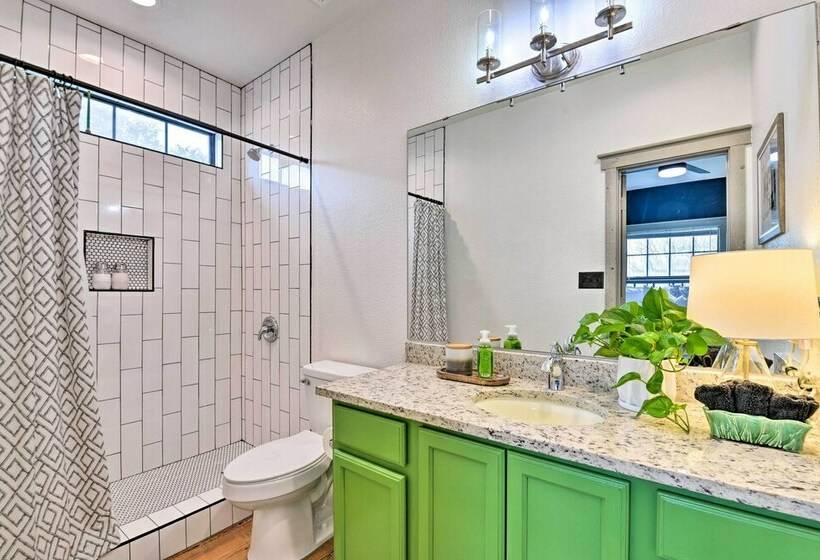 Graford Cabin W/ Rooftop Deck & Lake Views!