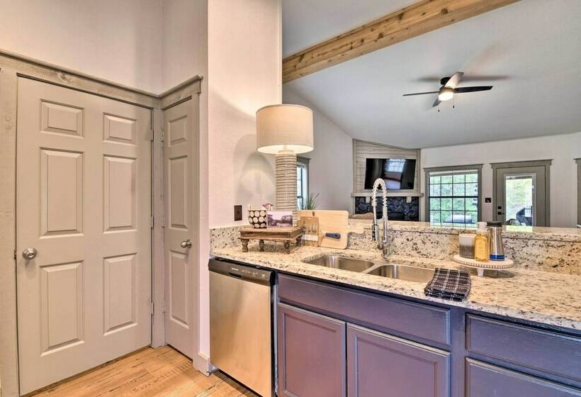 Graford Cabin W/ Rooftop Deck & Lake Views!