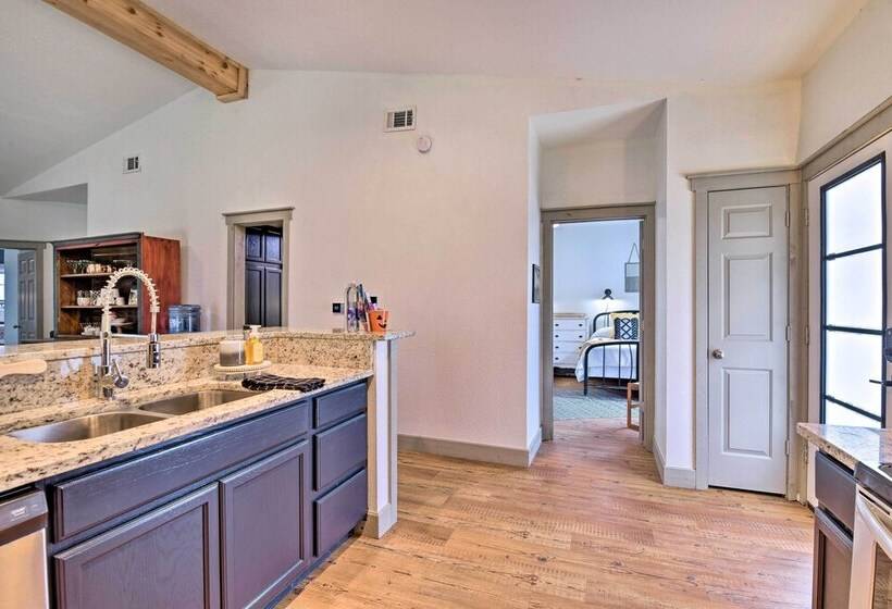 Graford Cabin W/ Rooftop Deck & Lake Views!