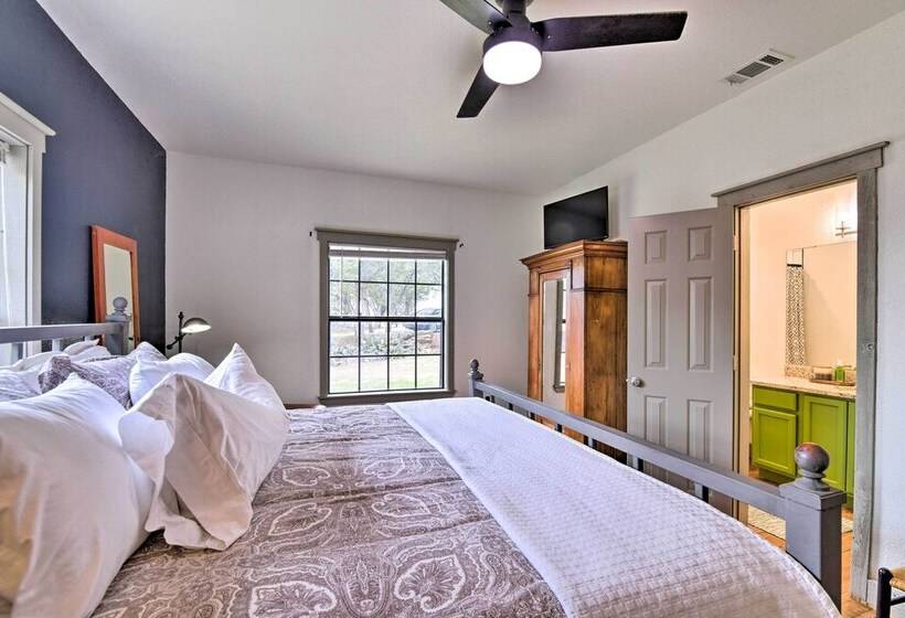 Graford Cabin W/ Rooftop Deck & Lake Views!