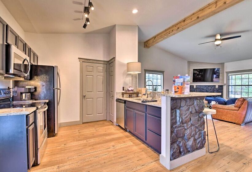 Graford Cabin W/ Rooftop Deck & Lake Views!