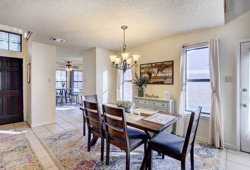 4 Mi To Joe Pool Lake: Home In Grand Prairie